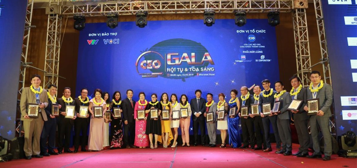 CHỦ TỊCH NAM HẢI GROUP NGUYỄN THỊ DUNG ĐƯỢC TRAO TẶNG BẰNG VINH DOANH VÌ SỰ PHÁT TRIỂN CỦA CỘNG ĐỘNG DOANH NGHIỆP VIỆT