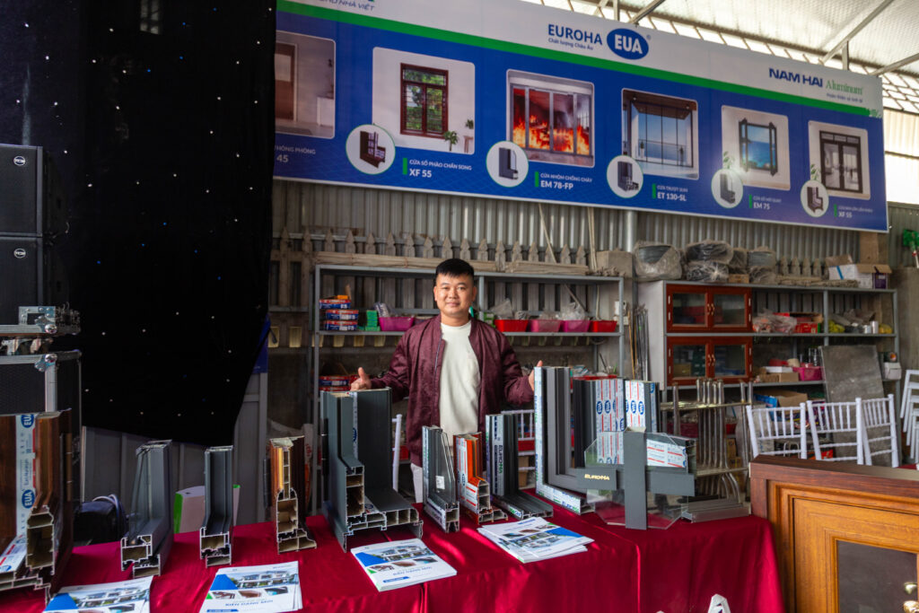 &Ocirc;ng Trần Văn Phong b&ecirc;n cạnh những sản phẩm nh&ocirc;m của Nam Hải Grouip