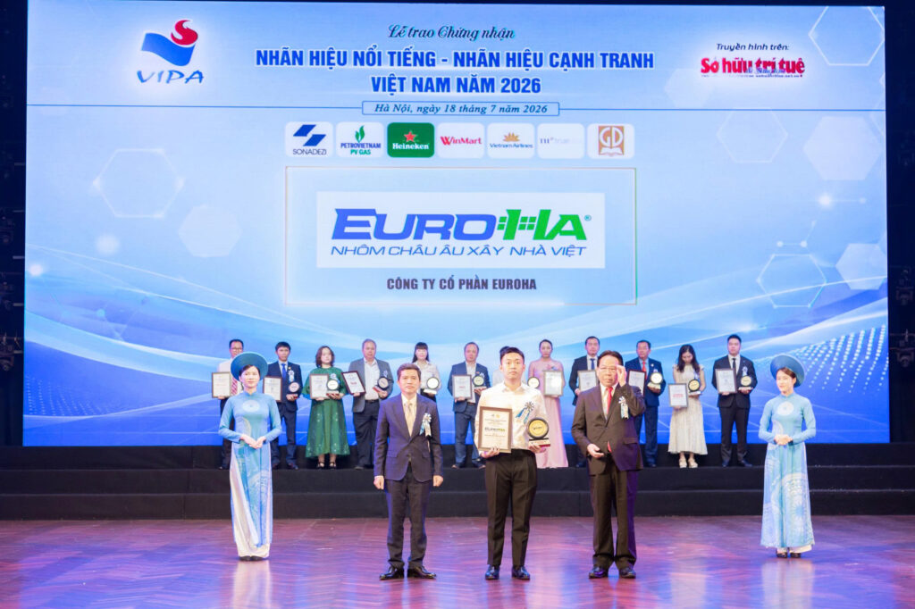 Đại diện C&ocirc;ng ty Cổ phần EuroHa nhận chứng nhận Top 10 &ldquo;Nh&atilde;n hiệu nổi tiếng Việt Nam" năm 2026.