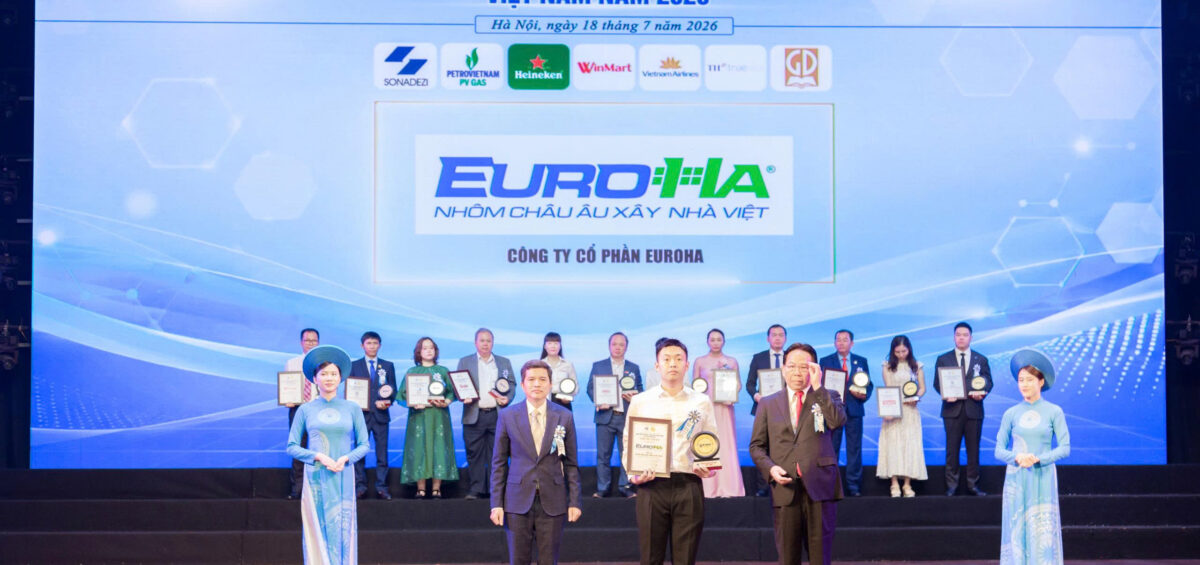 Đại diện C&ocirc;ng ty Cổ phần EuroHa nhận chứng nhận Top 10 &ldquo;Nh&atilde;n hiệu nổi tiếng Việt Nam" năm 2026.