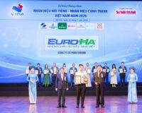 Đại diện C&ocirc;ng ty Cổ phần EuroHa nhận chứng nhận Top 10 &ldquo;Nh&atilde;n hiệu nổi tiếng Việt Nam" năm 2026.