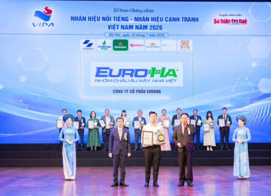 Đại diện Công ty Cổ phần EuroHa nhận chứng nhận Top 10 “Nhãn hiệu nổi tiếng Việt Nam" năm 2026.