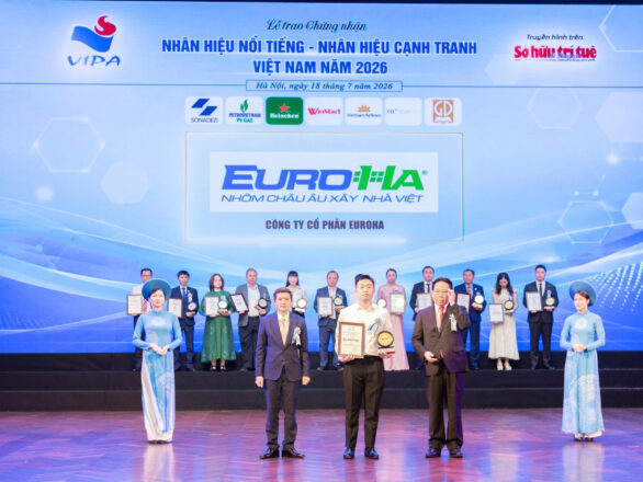 Đại diện C&ocirc;ng ty Cổ phần EuroHa nhận chứng nhận Top 10 &ldquo;Nh&atilde;n hiệu nổi tiếng Việt Nam" năm 2026.