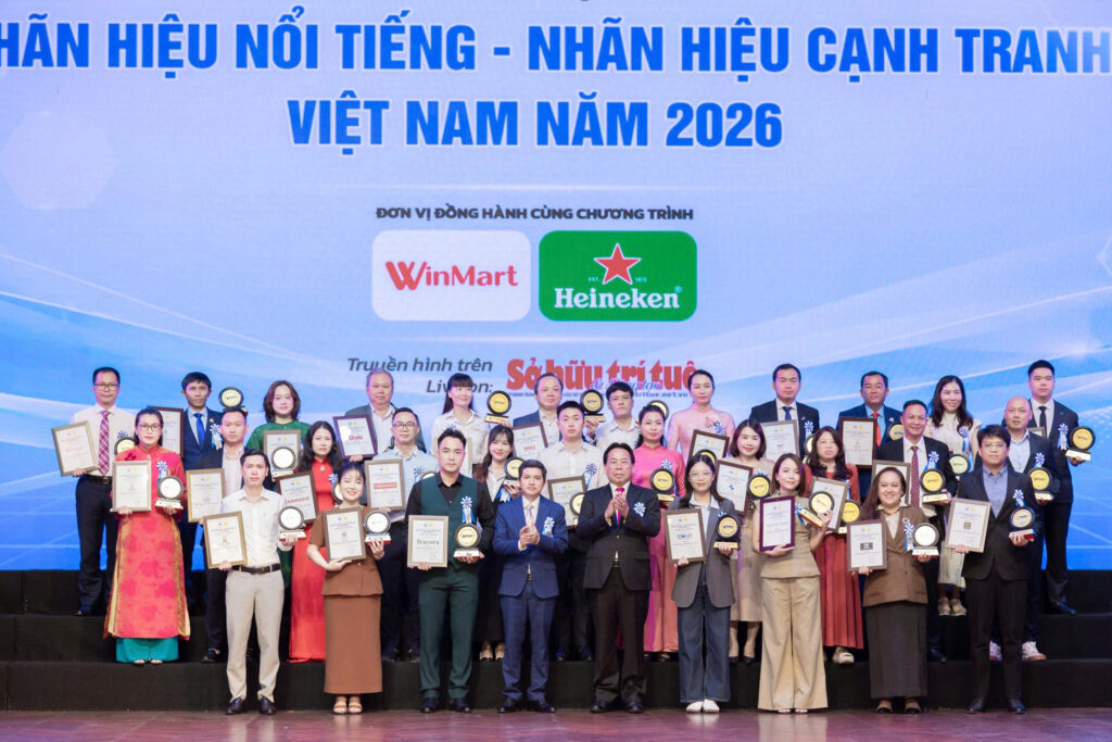 Đại diện C&ocirc;ng ty Cổ phần EuroHa nhận chứng nhận Top 10 &ldquo;Nh&atilde;n hiệu nổi tiếng Việt Nam" năm 2026.